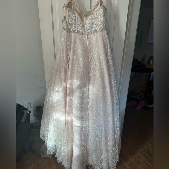 Blush colored wedding dress - Picture 3 of 6